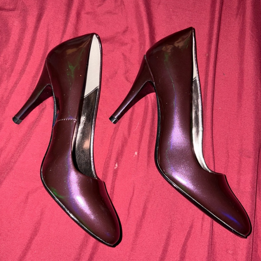 Women's Iridescent Pumps - Picture 2 of 4